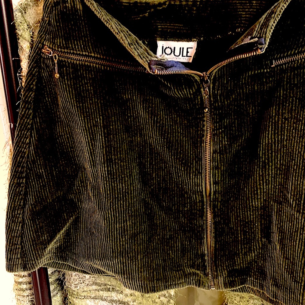 Women’s corduroy green zip up skirt with 2 zipper pockets.
